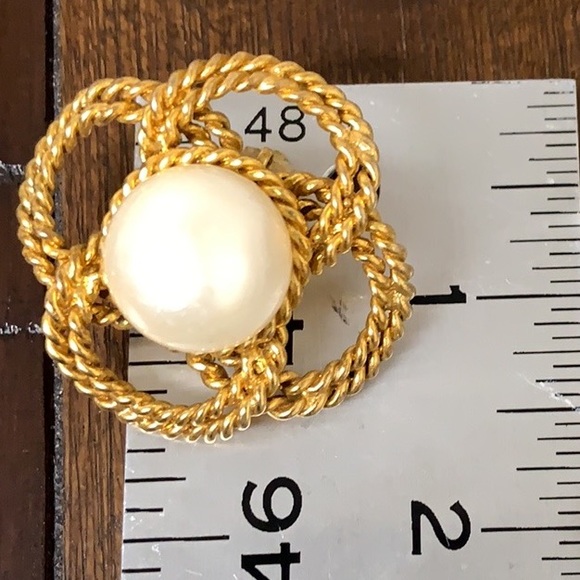 Vintage Chanel pearl camellia earrings - Picture 7 of 8